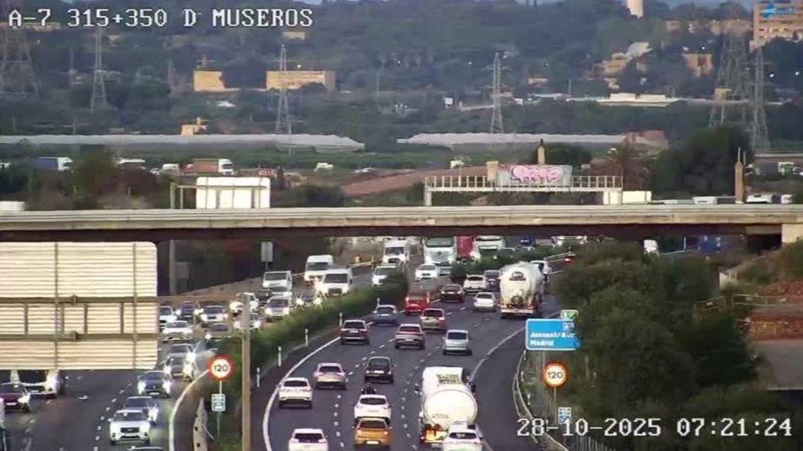 Complicacions a l’A-7  en l’entorn de Bétera, on un accident provoca fins a dos quilòmetres de cua i manté tancat el carril dret