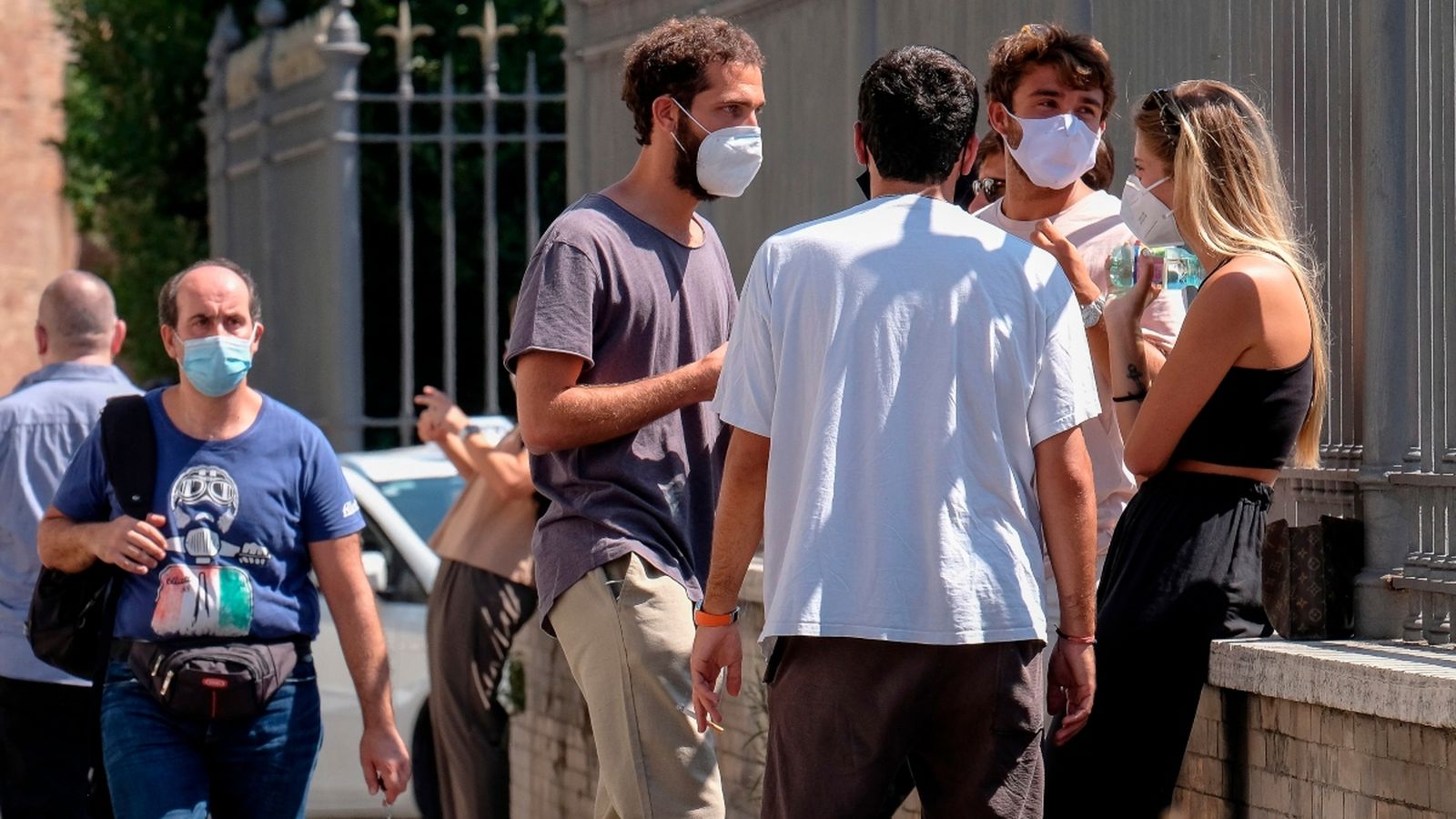 Un grup de persones espera aquest dilluns per a fer-se la prova de coronavirus a l’hospital San Giovanni de Roma