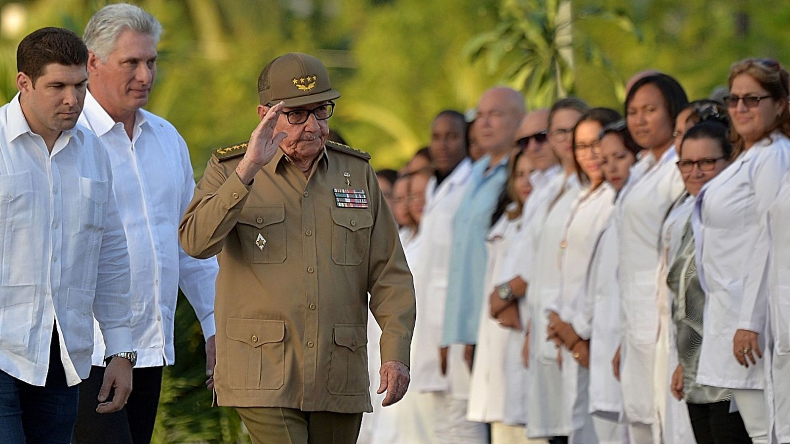 El líder del Partit Comunista de Cuba, Raúl Castro (centre) acompanyat del president del país, Miguel Díaz-Canel