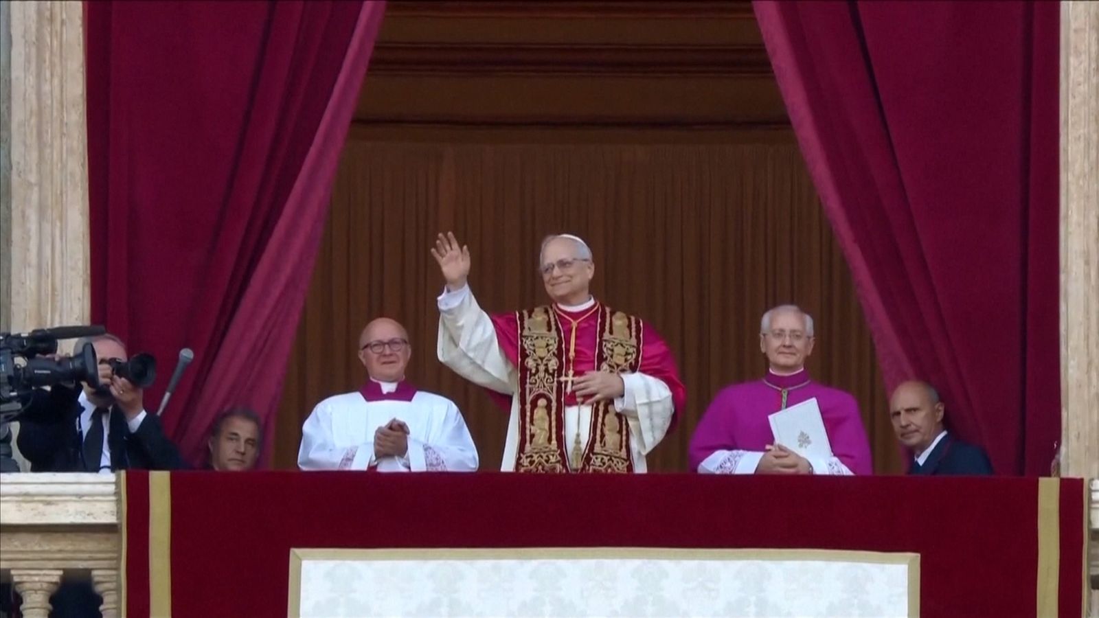 El papa saluda des del balco del Vaticà