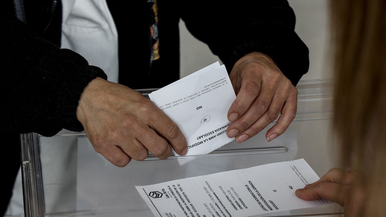 Un home vota en el CEIP Els Arts de València