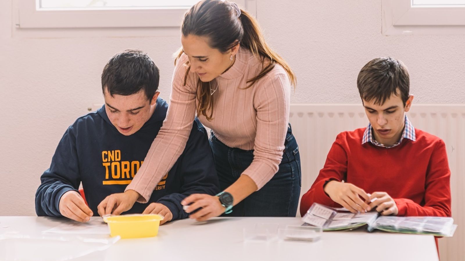 Dos alumnes amb autisme