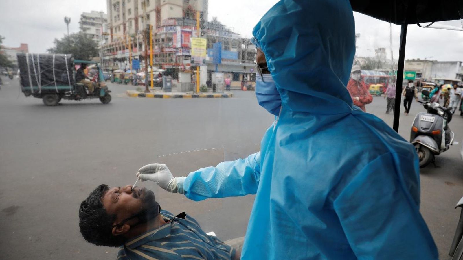 Prova ràpida de Covid-19 a una carretera d'Ahmadabad, l'Índia