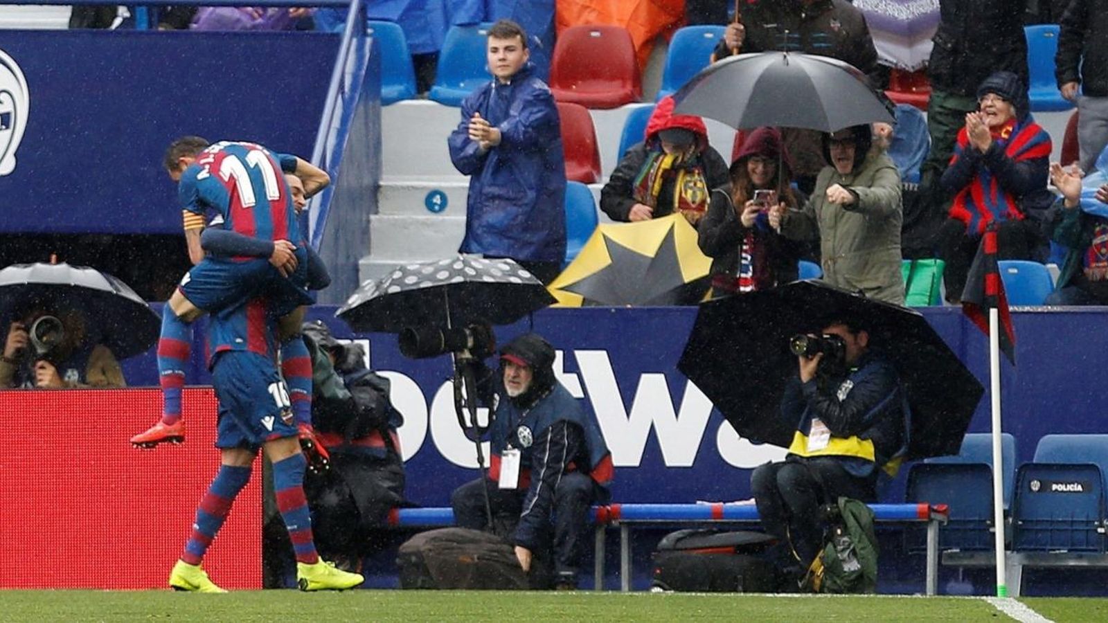 El jugador del Llevant Rubén Rochina celebra el gol amb José Luis Morales