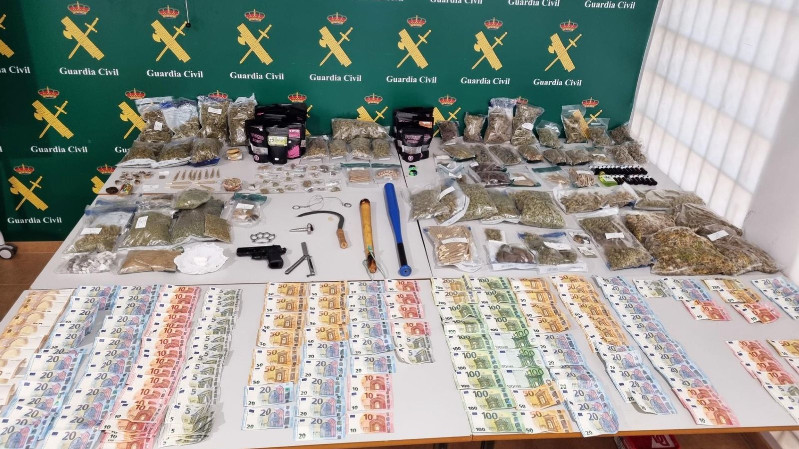 Drogues i diners confiscats en l'operatiu