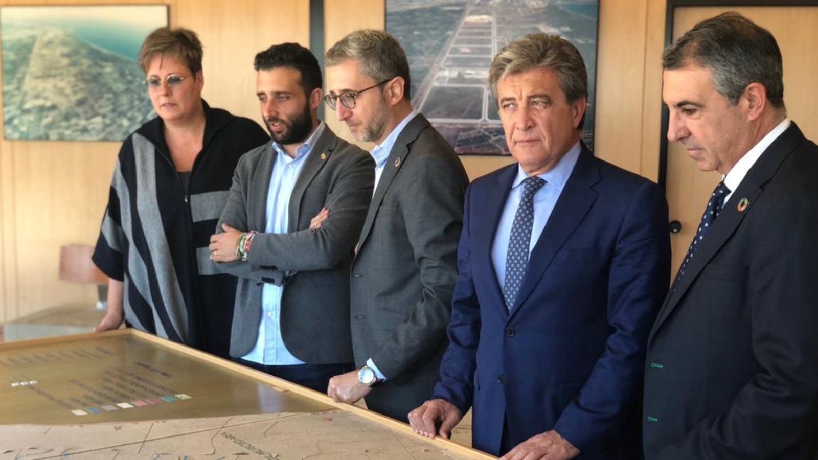 El director general d'Urbanisme, Vicente García Nebot, primer per la dreta, en un acte de la conselleria