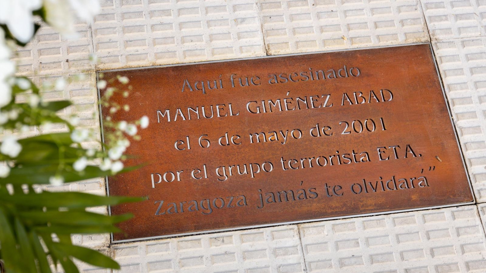 Placa que recorda, a Saragossa, el lloc on va ser assassinat Manuel Giménez Abad el 2001