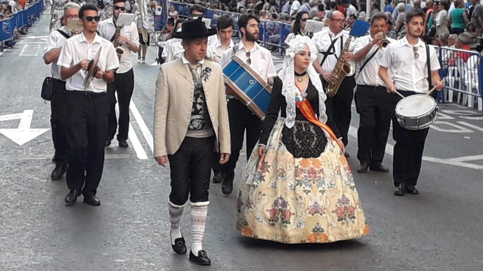 Les 89 comissions festeres desfilen en l'entrada de bandes.