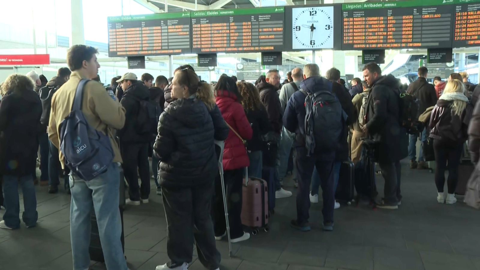 Usuaris esperen l’arribada del tren d’alta velocitat cap a Madrid este dilluns a l’estació Joaquim Sorolla de València.