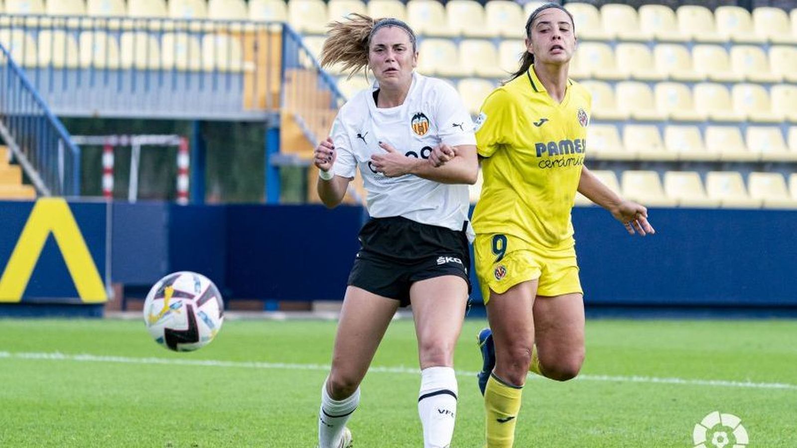 Dues jugadores es disputen una pilota