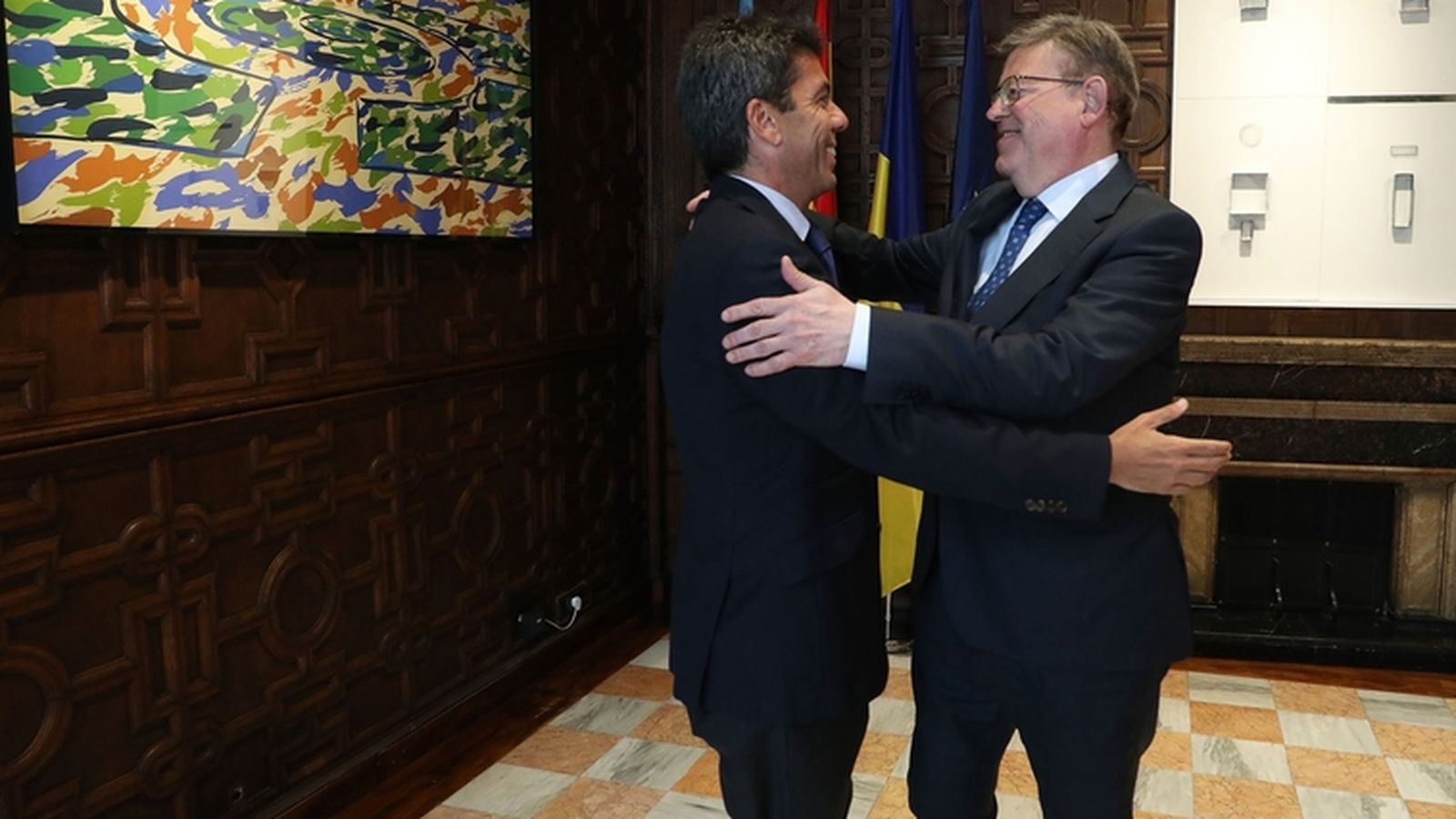 Mazón i Puig se saluden abans de la reunió