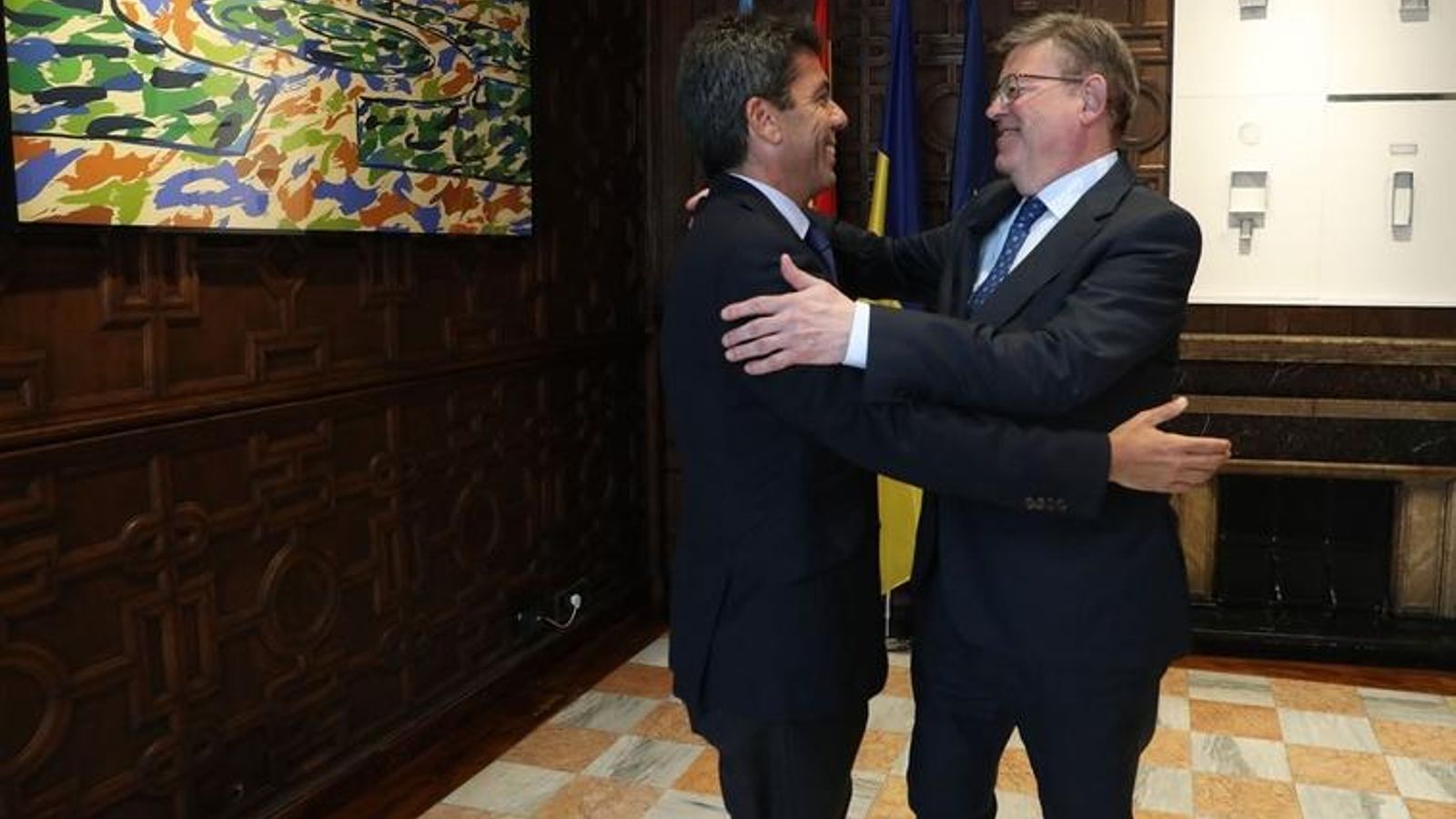Mazón i Puig se saluden abans de la reunió
