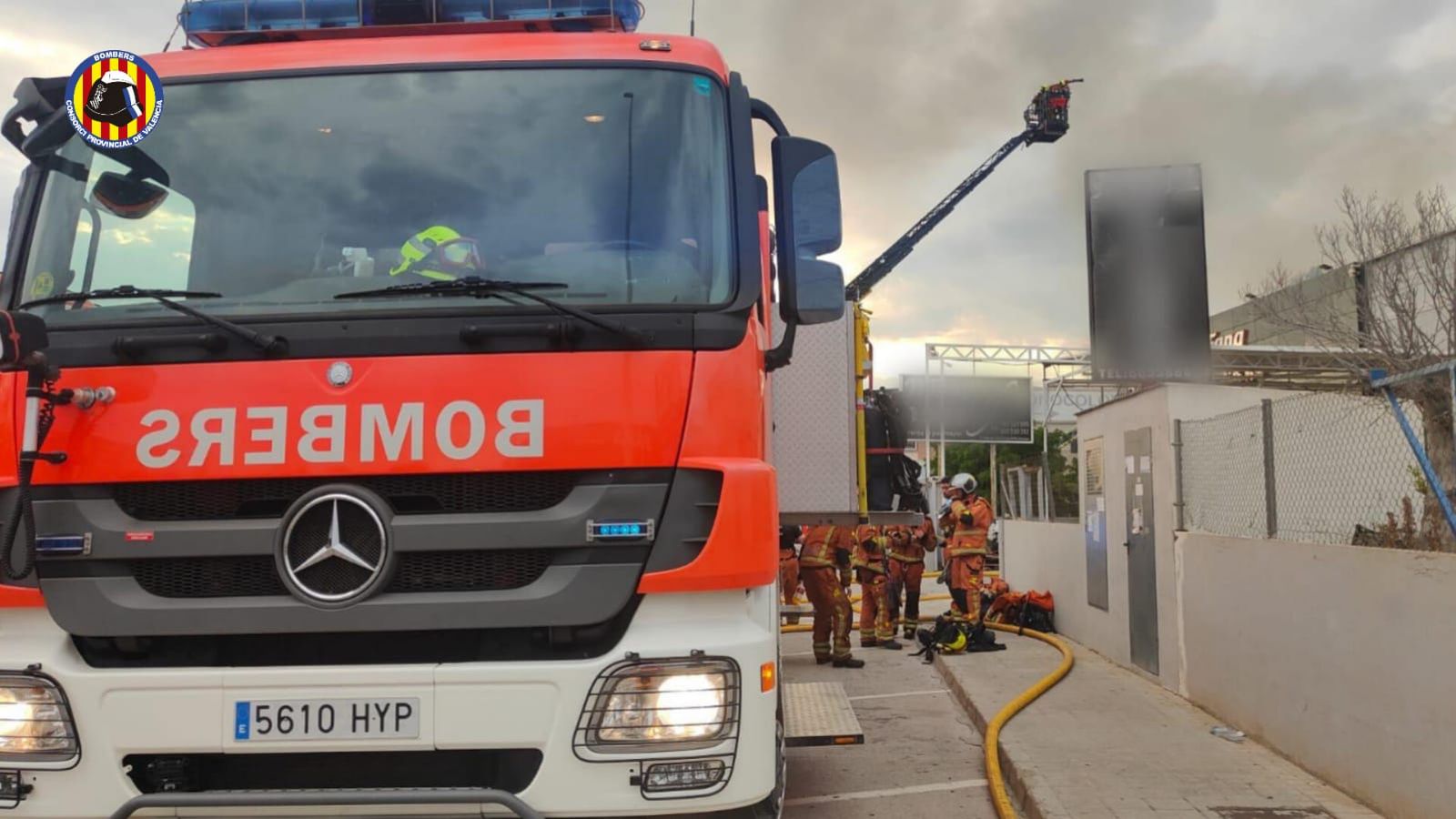 Els bombers treballen en l'extinció de l'incendi a una nau de textil