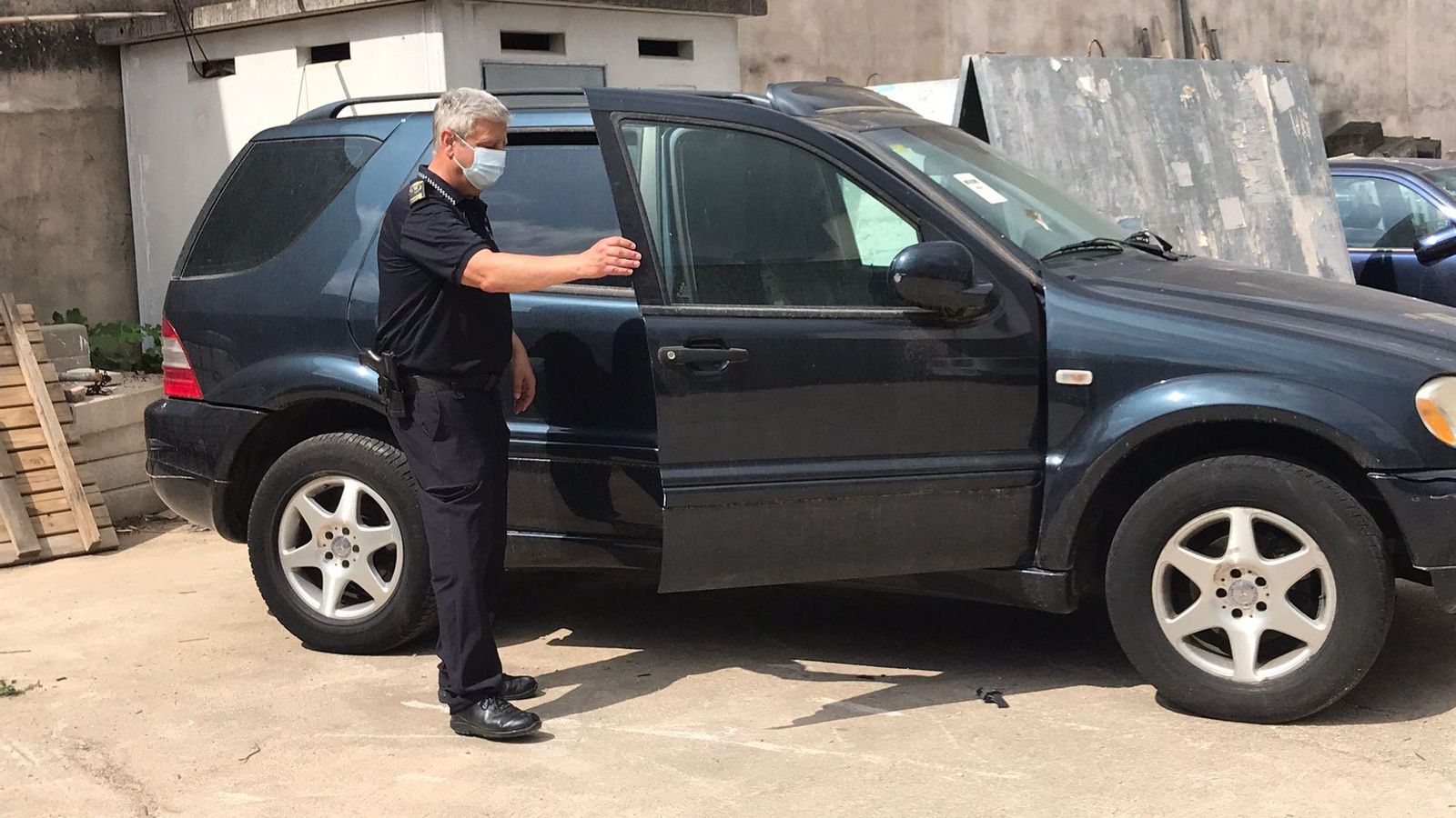 Un agent de la Policia Local mostra el cotxe on hi havia els bitllets falsos al depòsit municipal de vehicles de Pego
