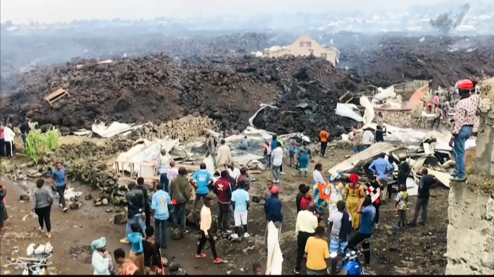Imatge de la lava del volcà Nyiragongo arribant a les vivendes