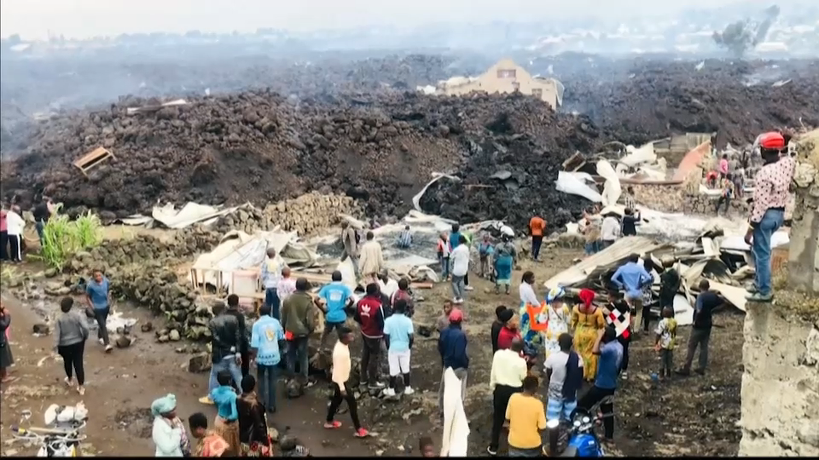 Imatge de la lava del volcà Nyiragongo arribant a les vivendes