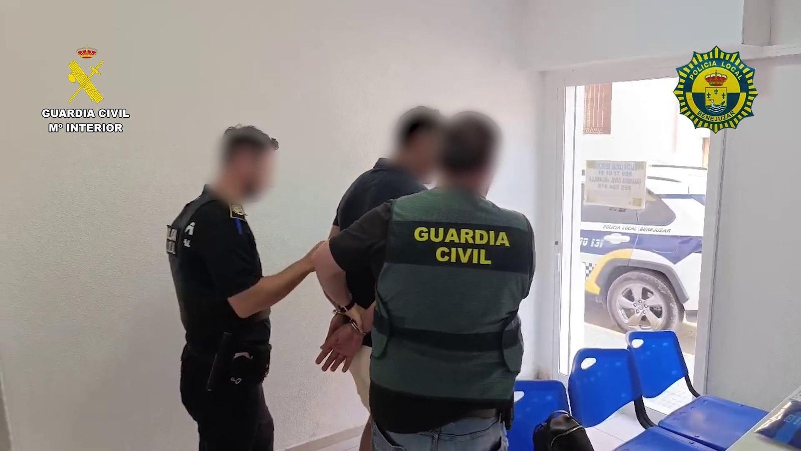 Dos agents de la Guàrdia Civil custodien el detingut