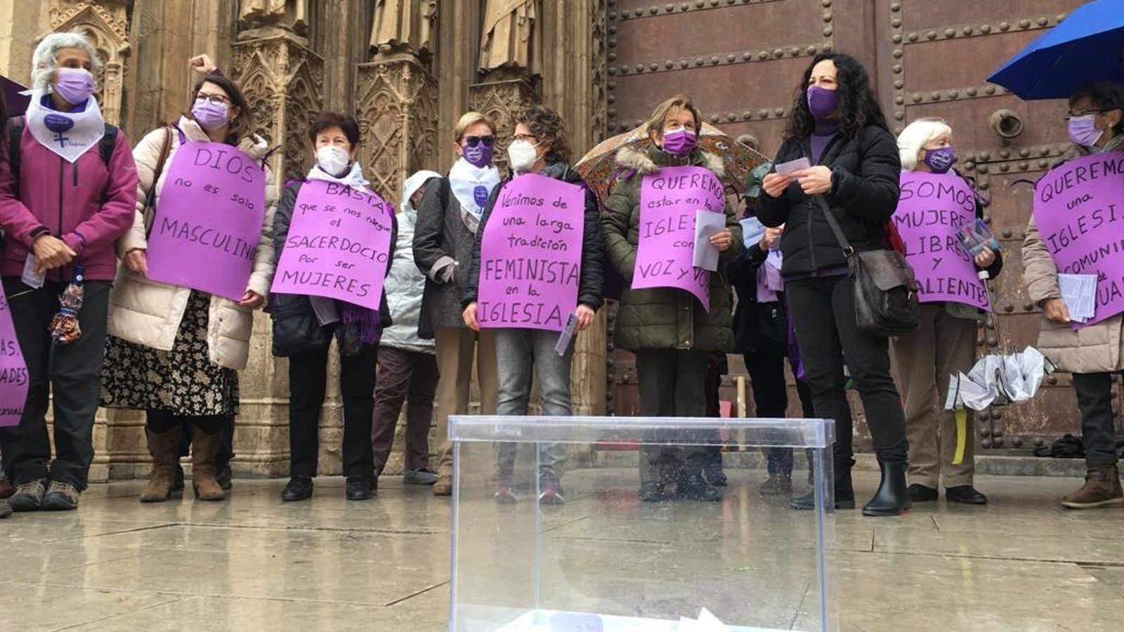 Mobilització de la plataforma Revolta de Dones a l'Església a les portes de la catedral de València