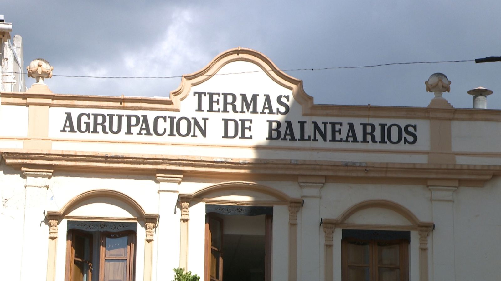 Façana del balneari de la Vilavella