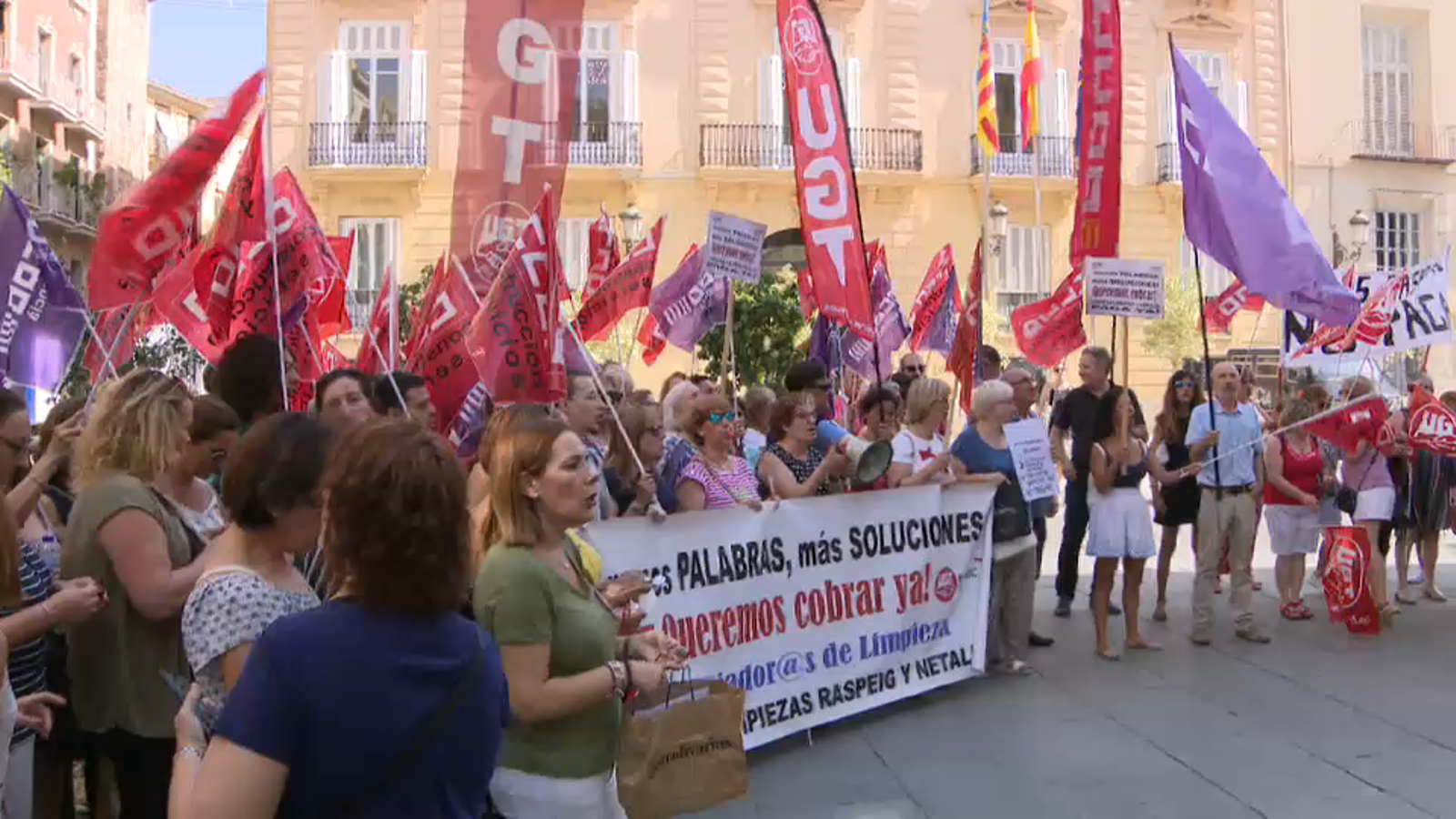 Les treballadores de la neteja dels centres educatius reclamen la mediació de la Generalitat amb l'empresa que no els paga