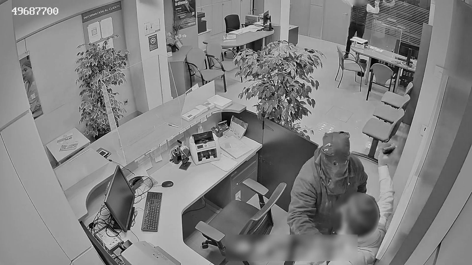 Un dels lladres en el moment del robatori