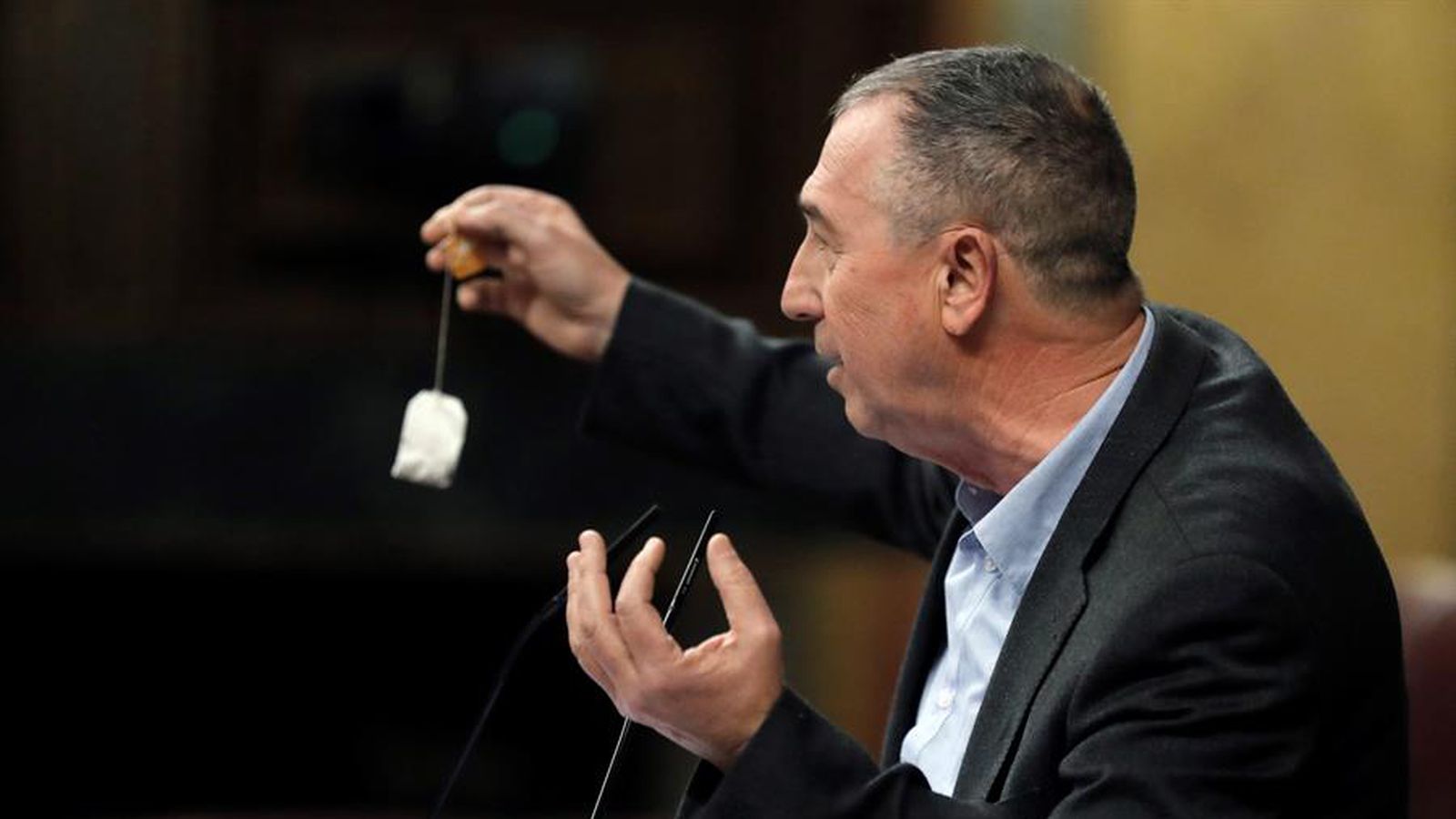 Baldoví ha oferit una bossa de til·la, un remei “castís, espanyol” contra la crispació de la dreta