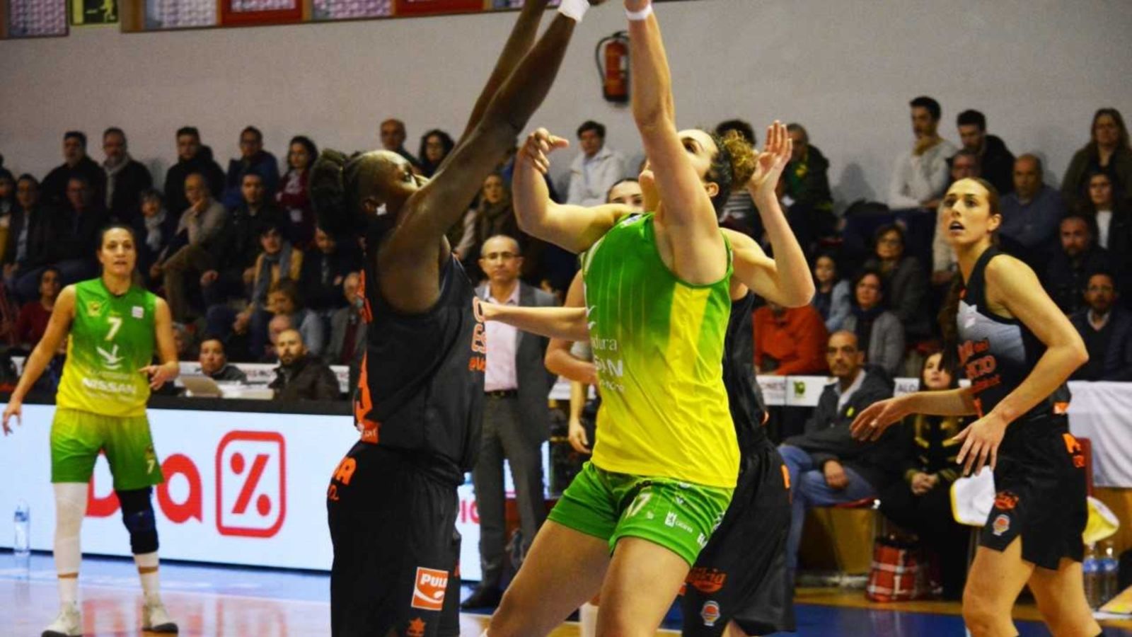 Meiya Tirera intenta frenar l’atac de les locals.