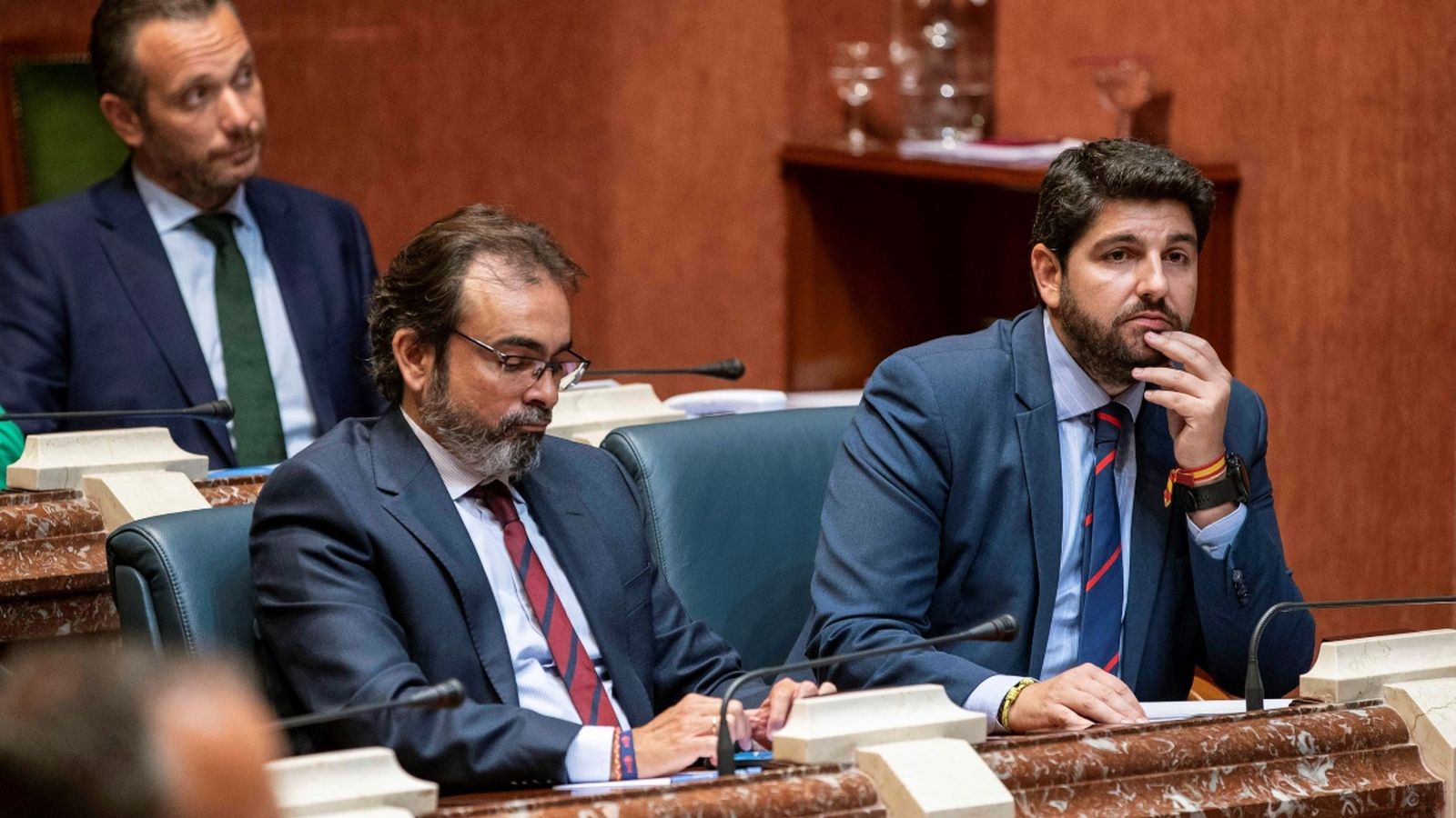 El candidat a la presidència de Múrcia, Fernando López Miras (a la dreta), aquesta vesprada durant la sessió d'investidura