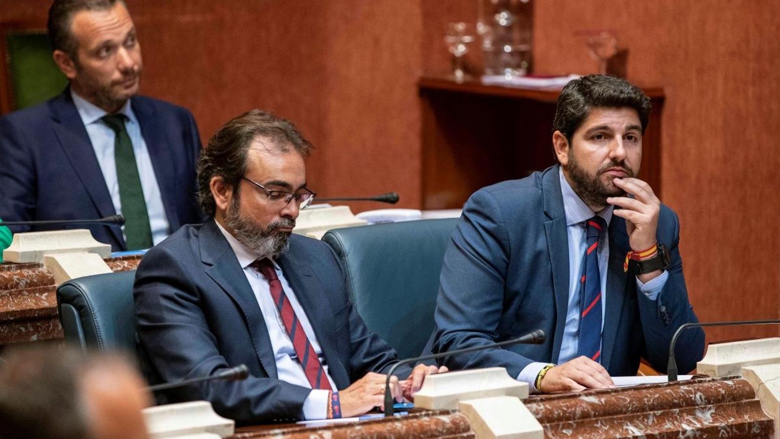 El candidat a la presidència de Múrcia, Fernando López Miras (a la dreta), aquesta vesprada durant la sessió d'investidura