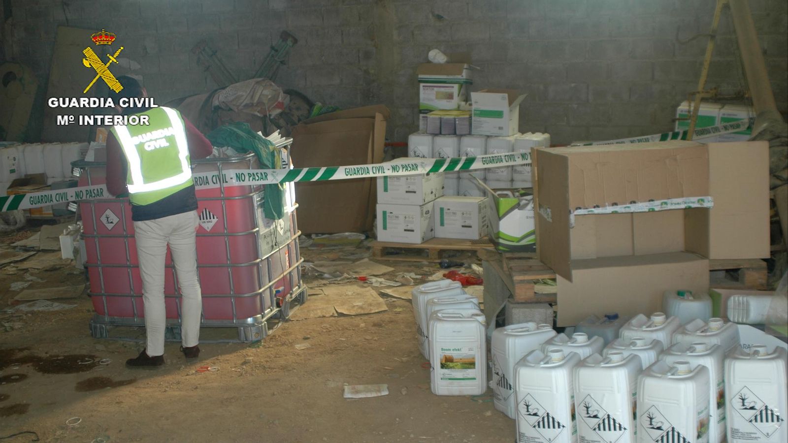 La Guàrdia Civil ha intervingut 23 tones de pesticides que havien sigut falsificats i distribuïts en el sector agrícola