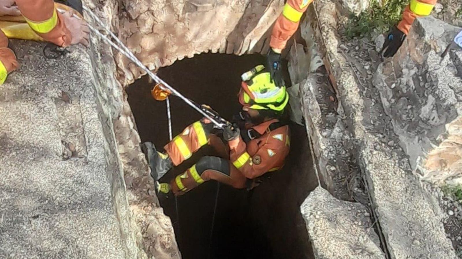 Efectius de bombers rescaten a dos persones a un pou Efectius de bombers rescaten a dos persones a un pou