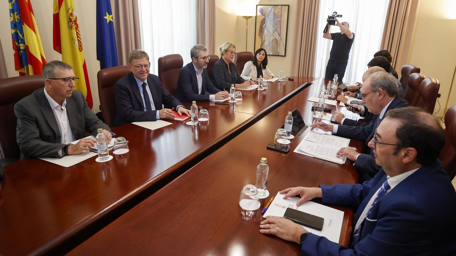 El president de la Generalitat, Ximo Puig, en la Taula de la Ceràmica, a la que ha assistit amb el conseller d'Hisenda, Arcadi España i amb el d'Economia i Treball, Rafa Climent.