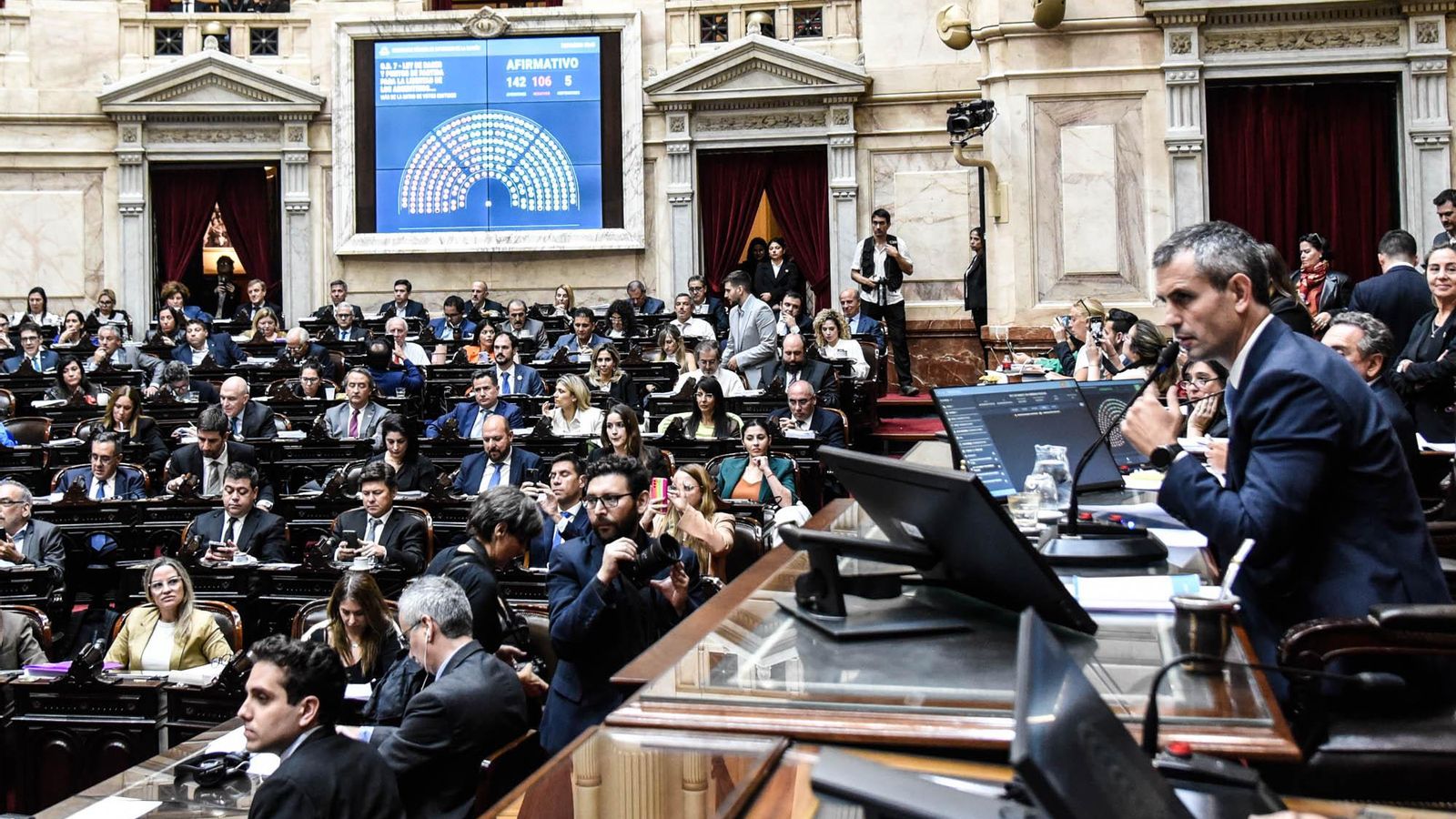 Un moment de la votació, hui, a Argentina