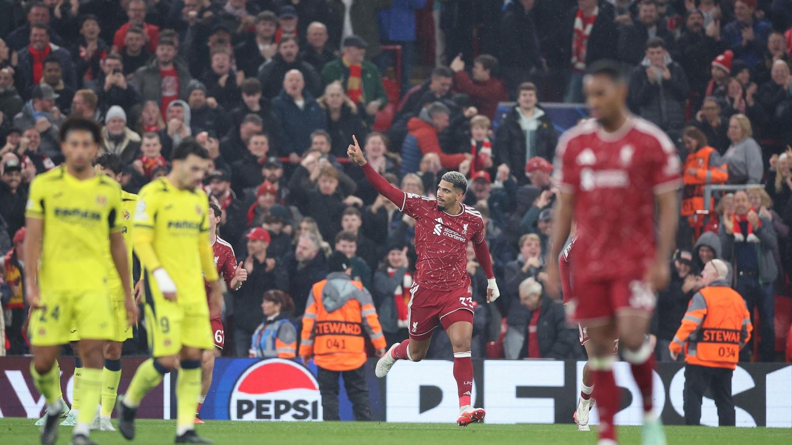 Ronald Araújo celebra el gol de l'empat just abans del descans