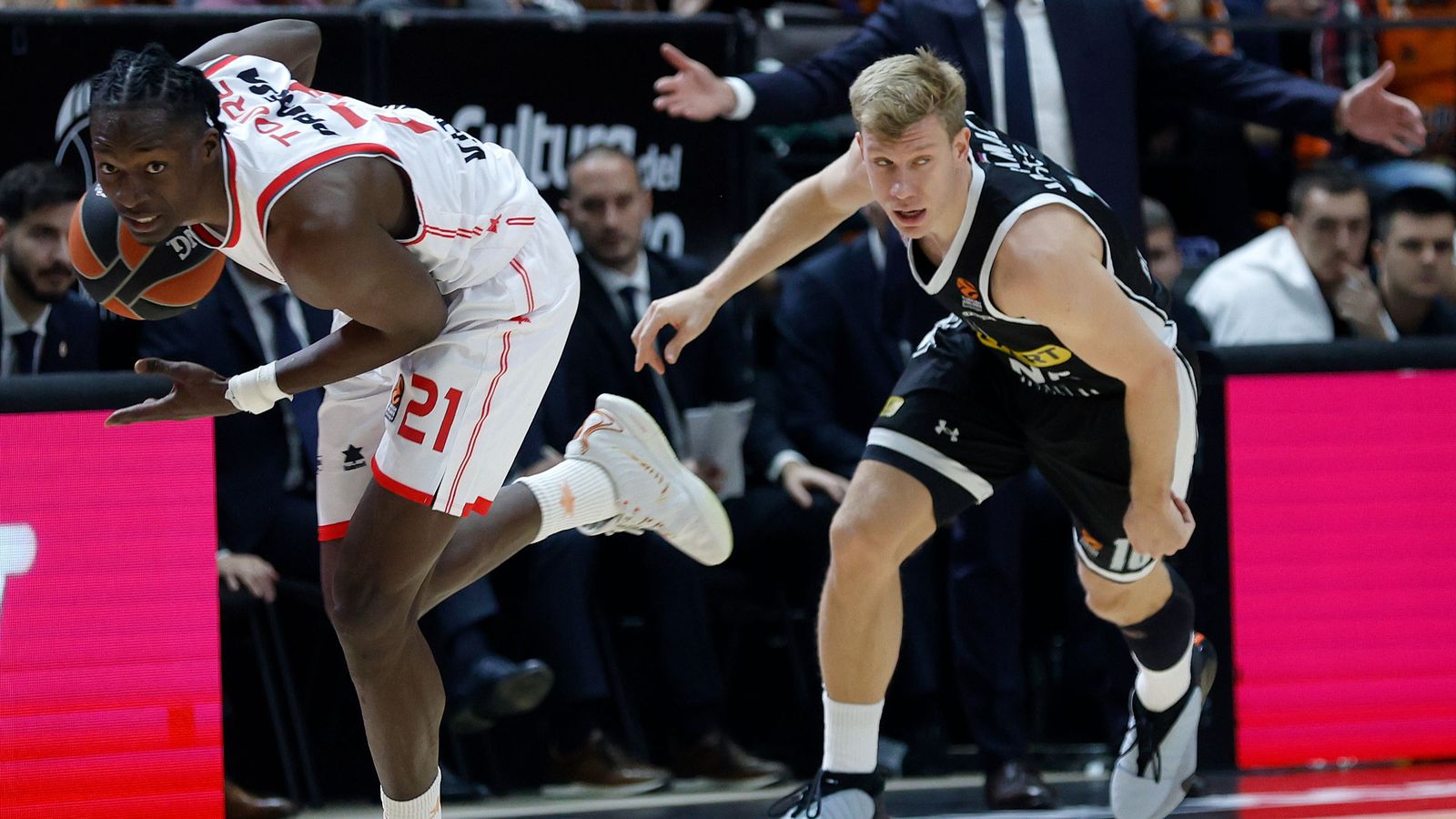Touré en una acció del partit