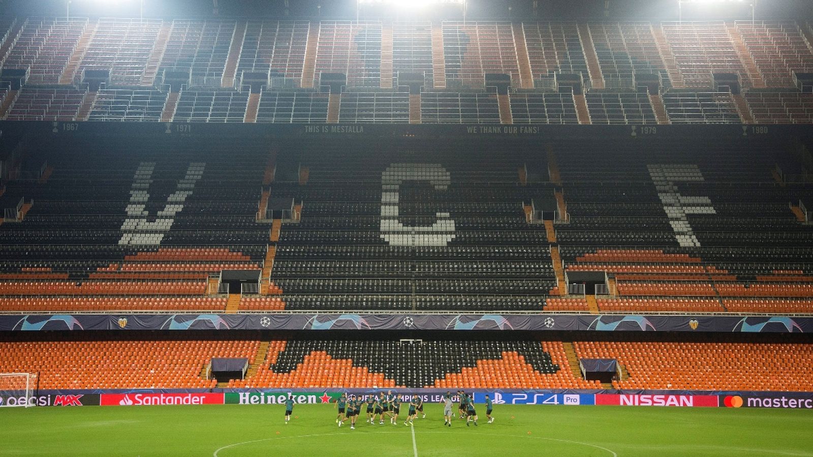 Un Mestalla buit acull l'entrenament previ a un partit de Champions League.