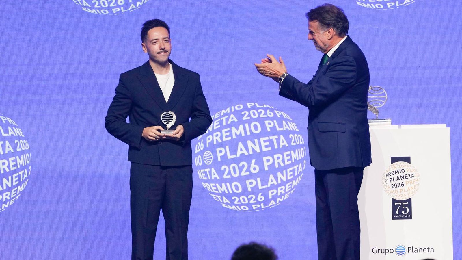 Sergio Hernández, amb el director del Grupo Planeta, en rebre el guardó que testimonia que és finalista del premi