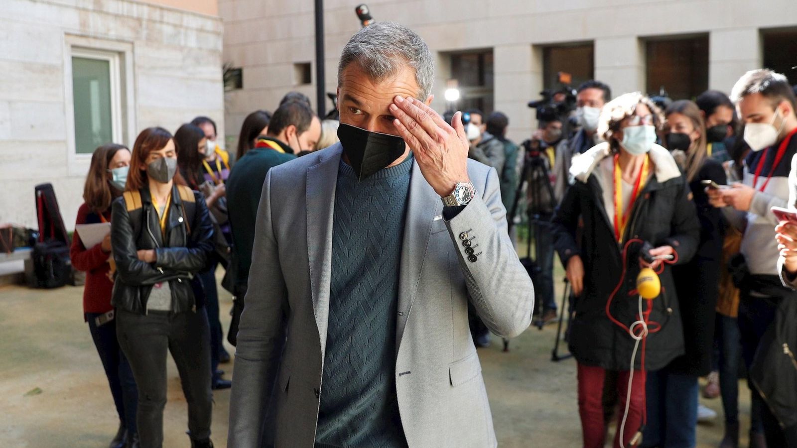 Imatge: Toni Cantó eixint de les Corts aquest dimarts