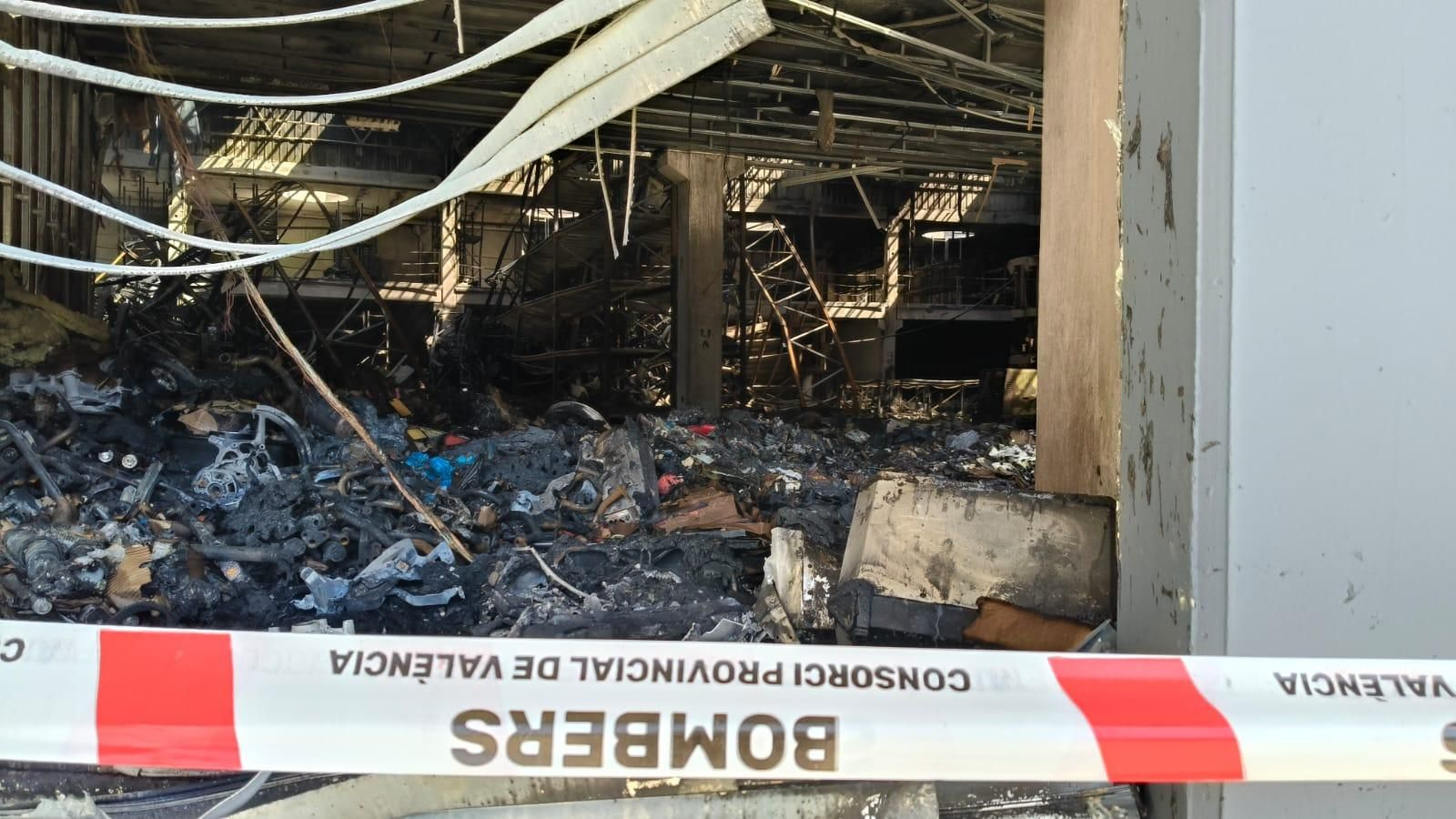 Així ha quedat la nau industrial incendiada