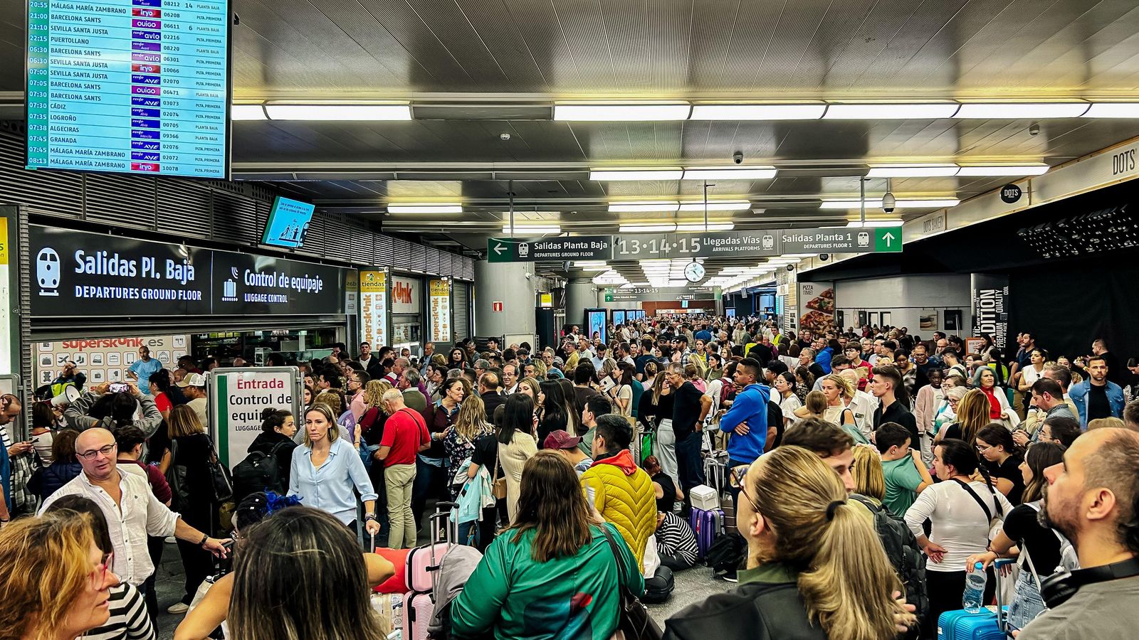Centenars de persones esperen en l'estació madrilenya d'Atocha