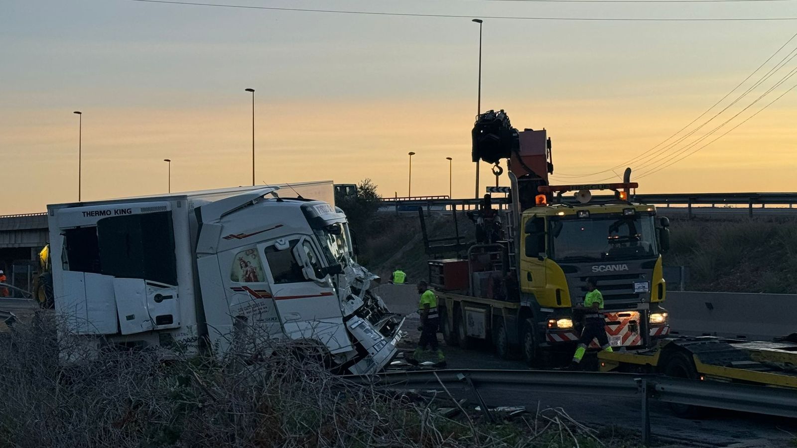 Una grua es disposa a retirar la cabina d'un dels quatre camions implicats en l'accident