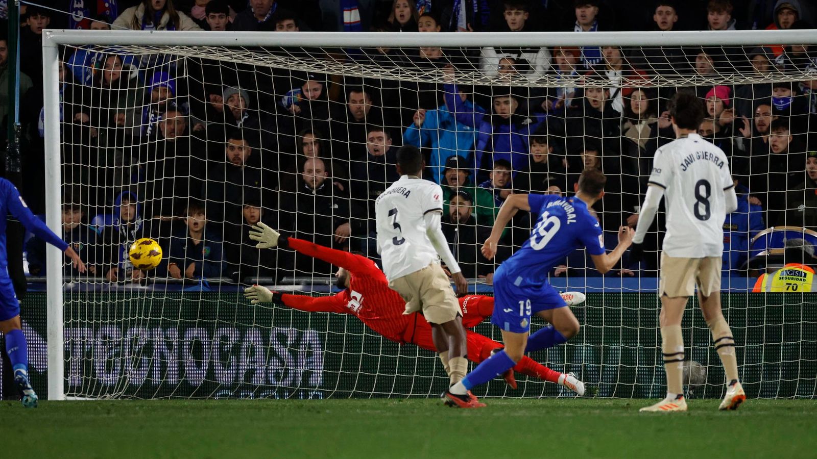 Mayoral, en l'acció del gol