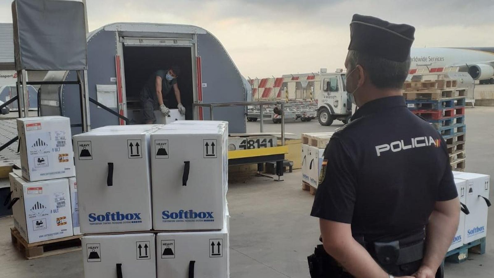 Les vacunes han aterrat aquest dilluns a l'aeroport de València