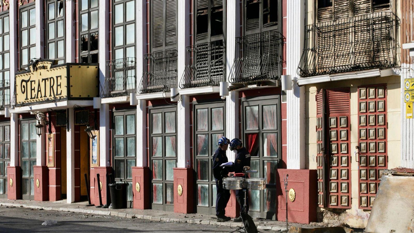 La policia ha pres mostres, durant tot el matí, dels tres locals incendiats la matinada de diumenge