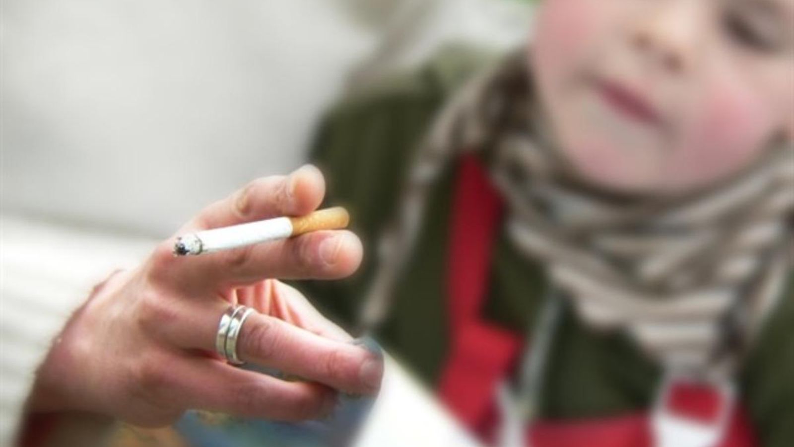 Un pare perd la custòdia del seus fills per fumar davant d’ells | EP