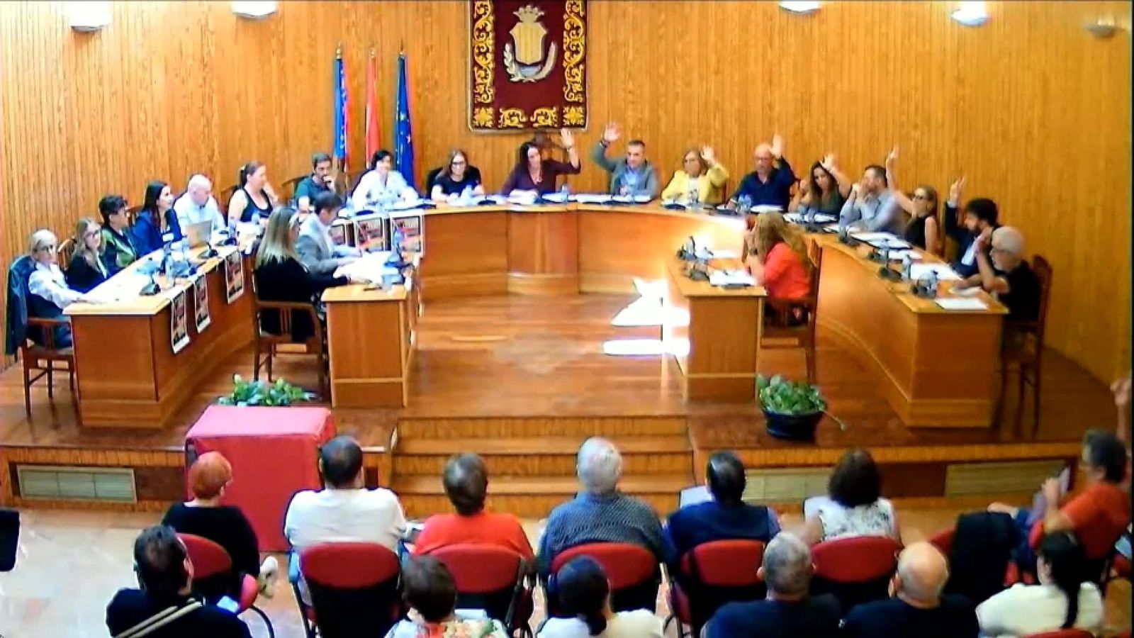 L'alcaldessa i els regidors de PSPV i Compromís alcen la mà contra la petició de reprobar el regidor de Seguretat