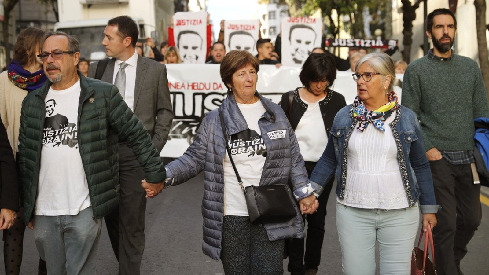 Els pares de Íñigo Cabacas es dirigeixen al Palau de Justícia de Bilbao