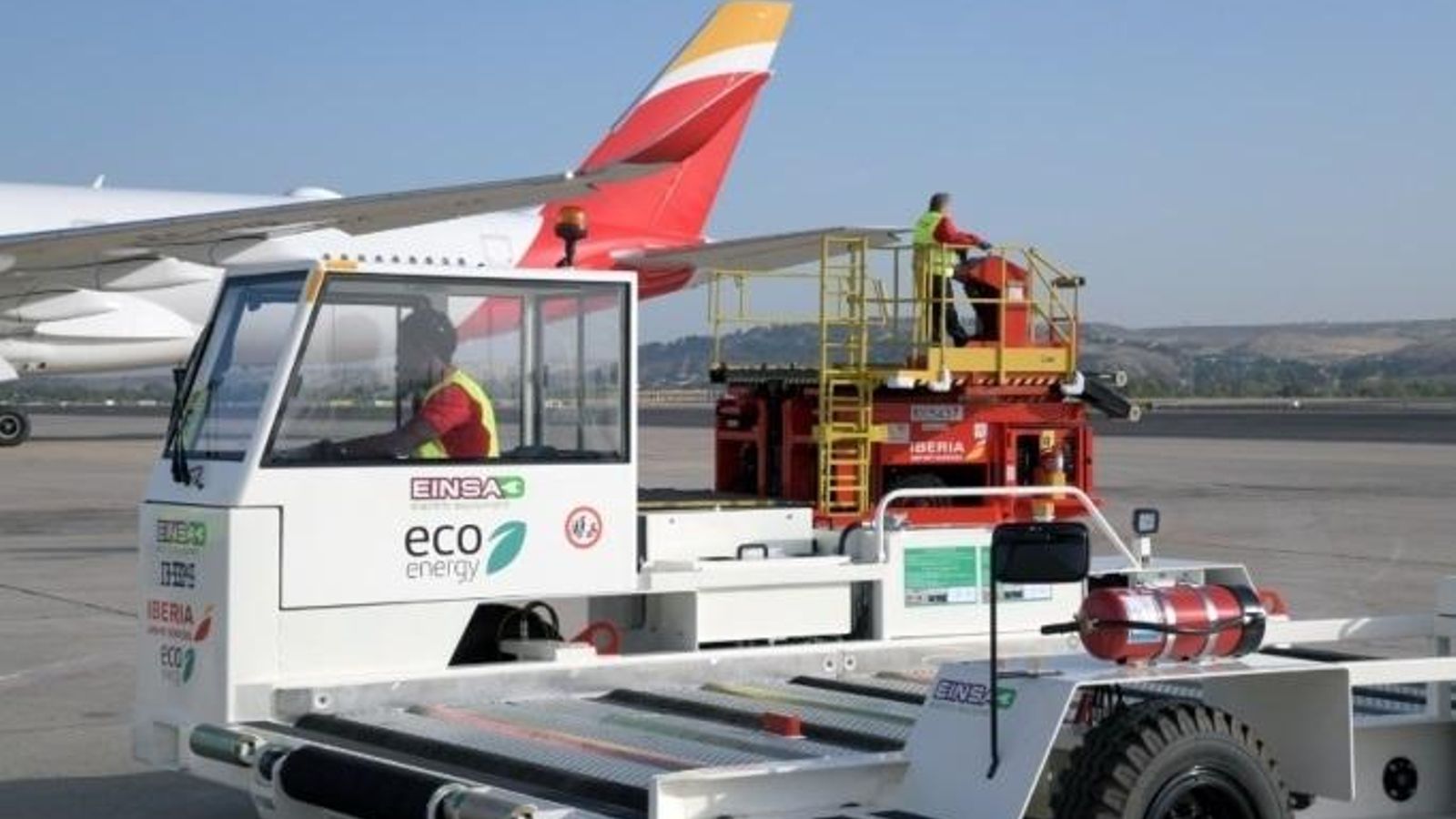 Un vehicle de handling d'Iberia en una imatge d'arxiu