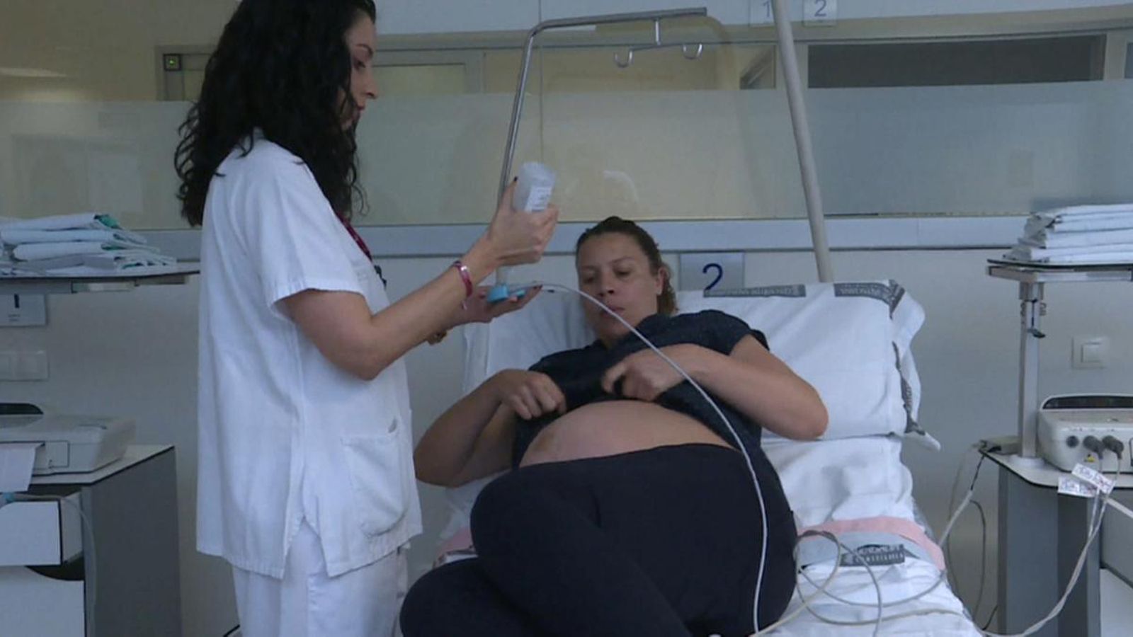 Una pacient embarassada en una de les sales de l'hospital