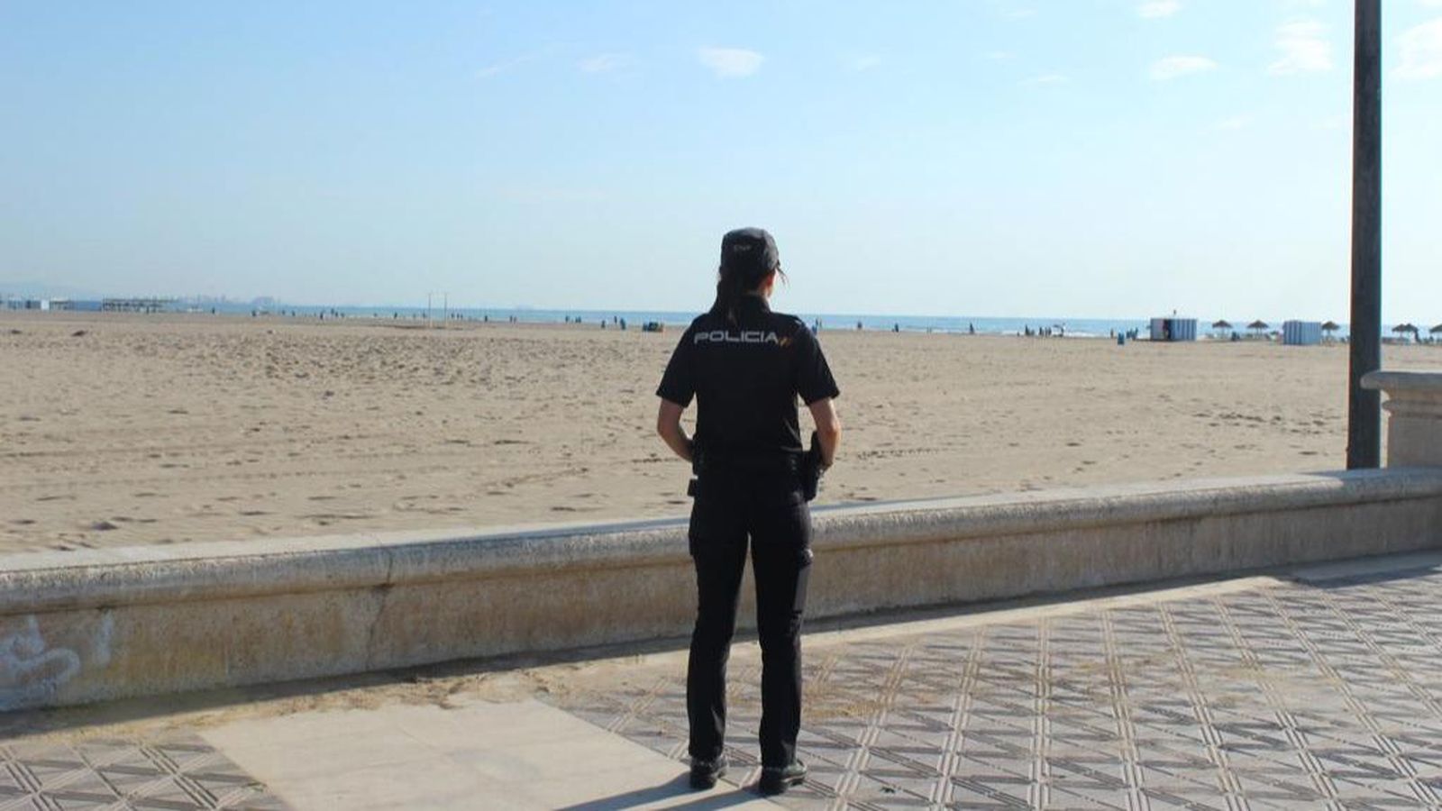Diversos joves van aconseguir retindre l'agressor en la platja fins que van arribar els agents de la Policia Nacional